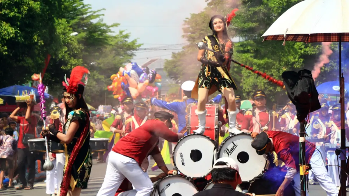 Penampilan atraksi drumbad menambah semarak suasana di tengah ribuan penonton. (WISNU AJI/RADAR KUDUS)