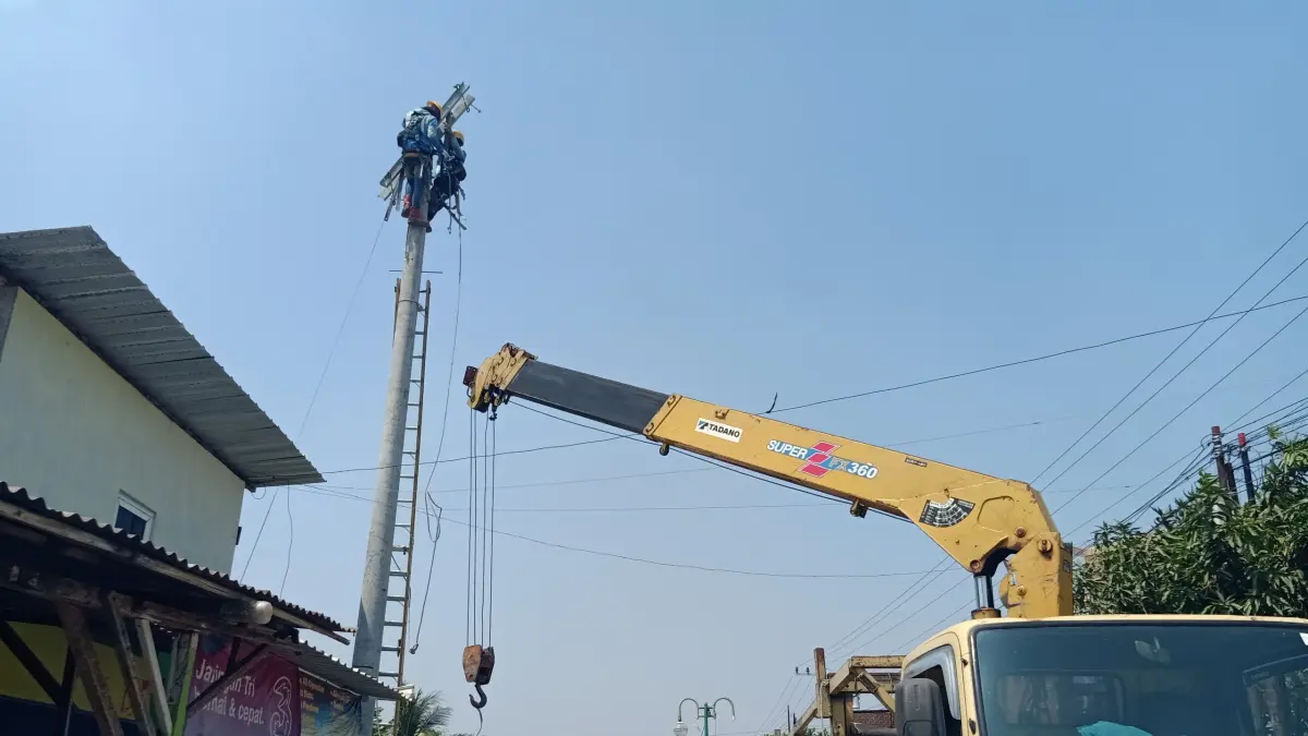 PERBAIKAN LISTRIK – Petugas PLN ULP Demak lakukan perbaikan dalam pelayanan ke pelanggan agar listrik tetap menyala. 