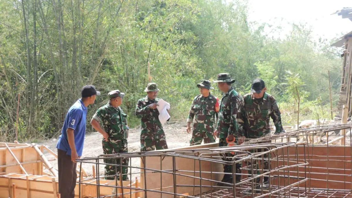 PROGRES: Denzibang III Salatiga saat mengecek progres Jembatan Garuda di Desa Jambon Kecamatan Pulokulon, Kabupaten Grobogan.