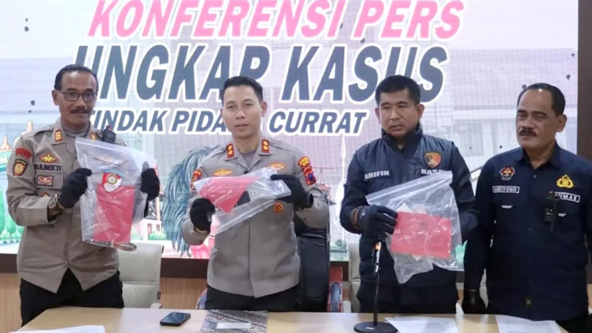 RILIS: Kapolres Blora AKBP Inggal Widya Perdana (dua dari kiri) saat menyampaikan keterangan dalam jumpa pers.  (EKO SANTOSO/RADAR KUDUS)