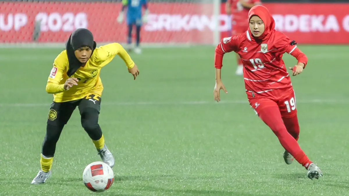 SIAP BERLAGA: Pemain Timnas Indonesia saat menghadapi Malaysia. (GALIH ERLAMBANG W/ Radar Kudus)