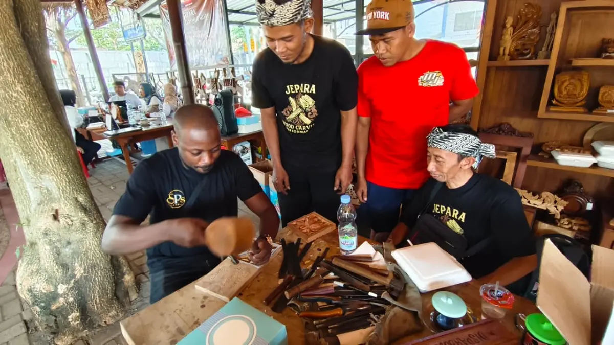 TELATEN: Para mahasiswa asing belajar mengukir di Galeri Jepara Wood Carving Jepara pada Kamis (20/8). (KOMINFO JEPARA UNTUK RADAR KUDUS)