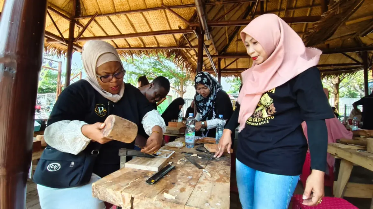 TERAMPIL: Mahasiswi asing latihan mengukir di Galeri Jepara Wood Carving pada Kamis (20/8). Agenda ini menjadi bagian dari Summer Course 2026 Buja Sejana 2#.