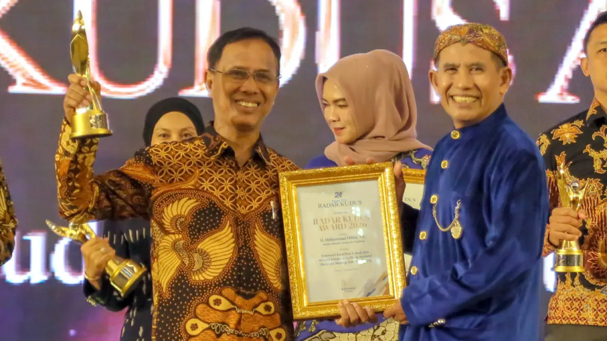 DIAPRESIASI: Direktur Mubarokfood sekaligus Pendiri Museum Jenang dan Gusjigang Muhammad Hilmy (kiri) menerima Radar Kudus Award 2026 dari Direktur Radar Kudus Baehaqi di Hotel Griptha pada Jumat (7/8) lalu. (GALIH ERLAMBANG W/RADAR KUDUS)