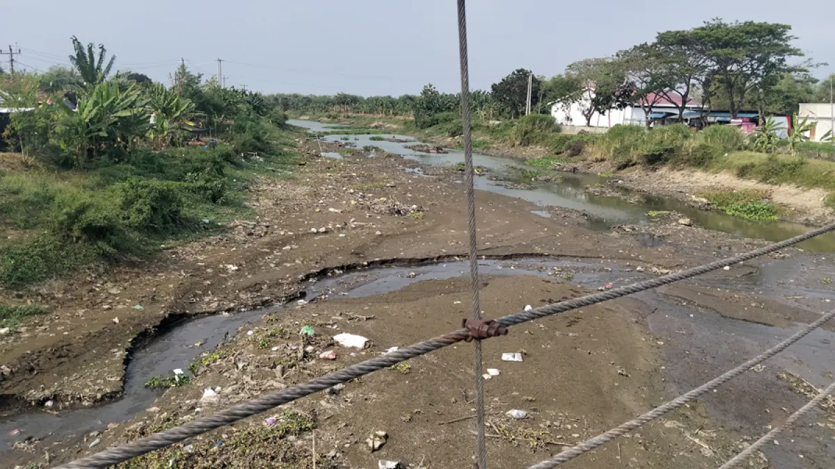 KERING: Air di Sungai Silugonggo mulai mengering beberapa hari ini. (ANDRE FAIDHIL FALAH/RADAR KUDUS)