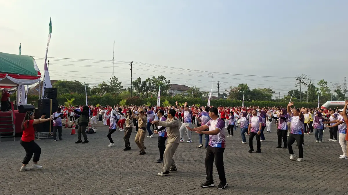 BUGAR: Seluruh karyawan Pura Group mengikuti senam sebagai rangkaian peringatan HUT ke-81 Kemerdekaan RI di halaman Pura Group HO Jati Wetan, Sabtu (22/8). (ANDIKA TRISNA SAPUTRA/RADAR KUDUS)