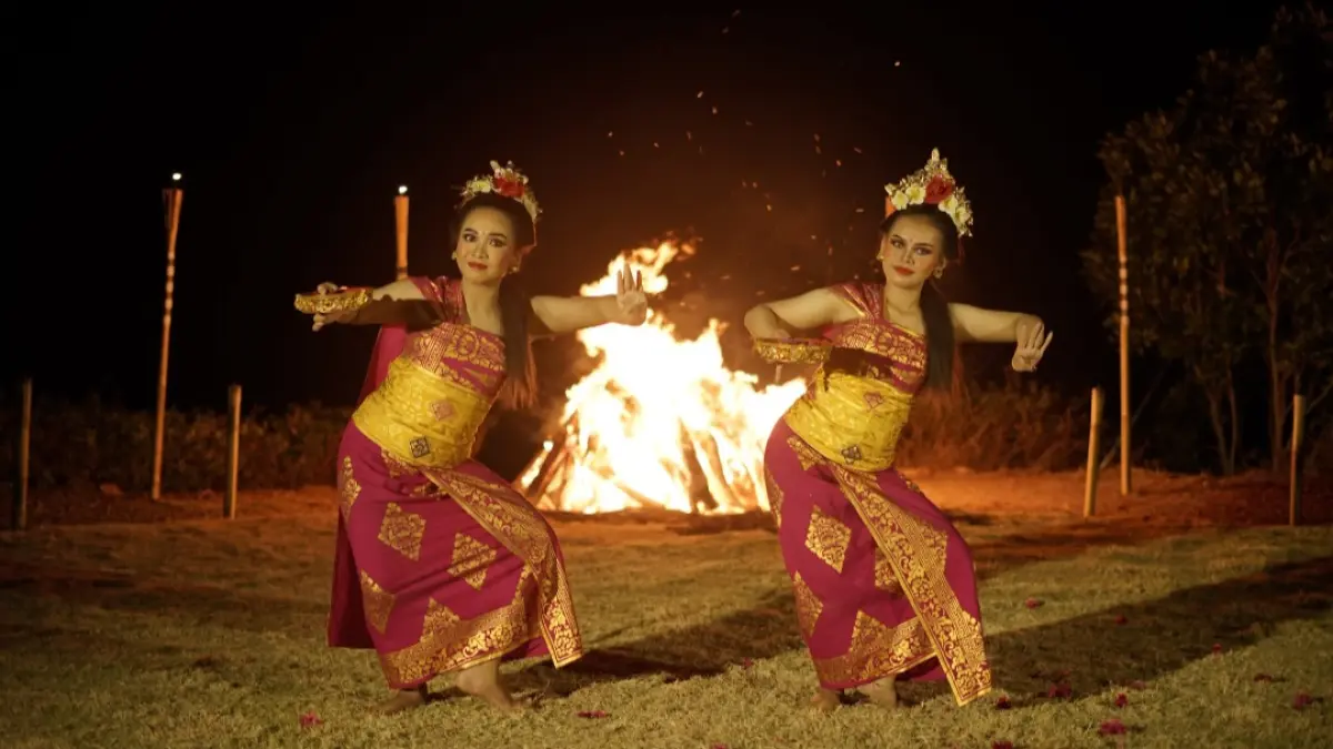 MAGIS: Para penari tengah menampilkan pertunjukan tari pada Sabtu (22/8) petang. (FALA KAWELA UNTUK RADAR KUDUS)