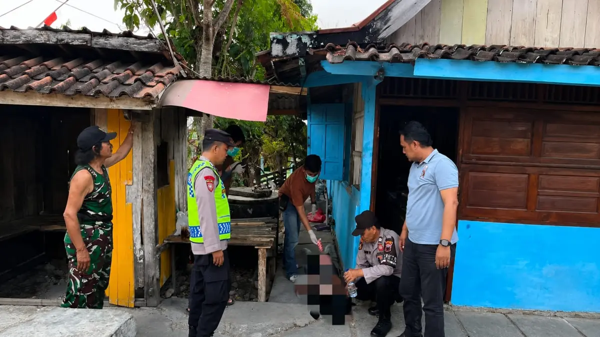 OLAH TKP: Polsek Toroh saat melakukan olah TKP di warung.
