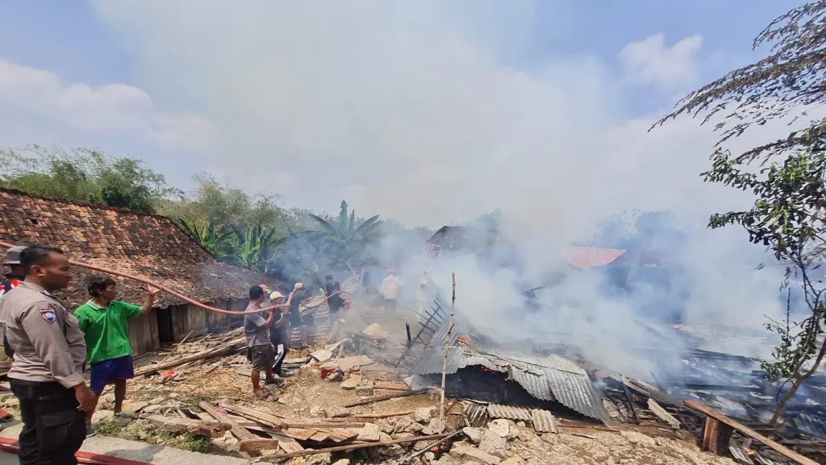 PADAMKAN API – Petugas pemadam kebakaran bersama warga lakukan pemadaman api di Desa Monggot, Kecamatan Geyer. 