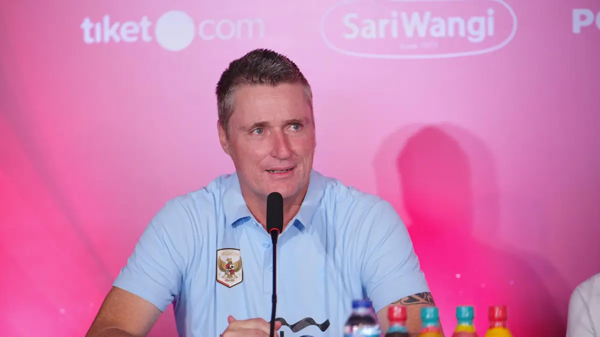 PANASI MESIN: Pelatih Garuda Pertiwi Timo Scheunemann memberikan keterangan. (SRIKANDI MERDEKA CUP UNTUK RADAR KUDUS)