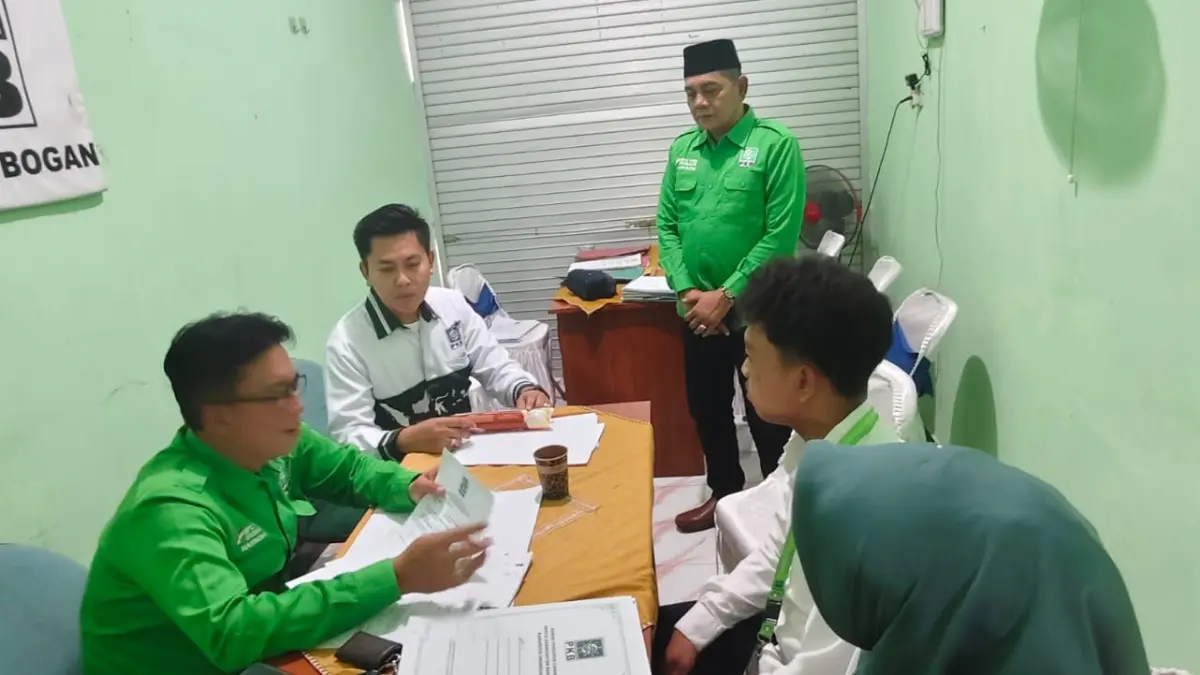 TES UKK- Ketua DPC PKB Grobogan Mukhlisin ketika sedang memantau jalanya Ujian Kelayakan dan Kepatutan (UKK) di kantor DPC PKB setempat, Sabtu (22/8). 