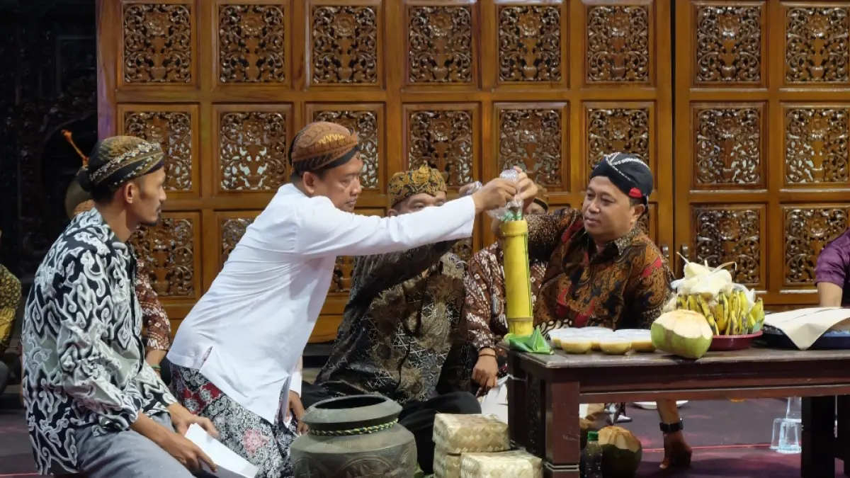 ANTUSIAS: Prosesi Kenduri Ruwat Bumi pada Kamis (20/8) di Pendopo Kabupaten Jepara.