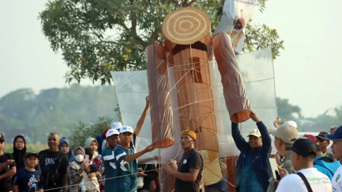 ANTUSIAS: Warga saat menaikkan layang-layang Blandong Jati yang jadi juara lomba Layangan 3D. (EKO SANTOSO/RADAR KUDUS)