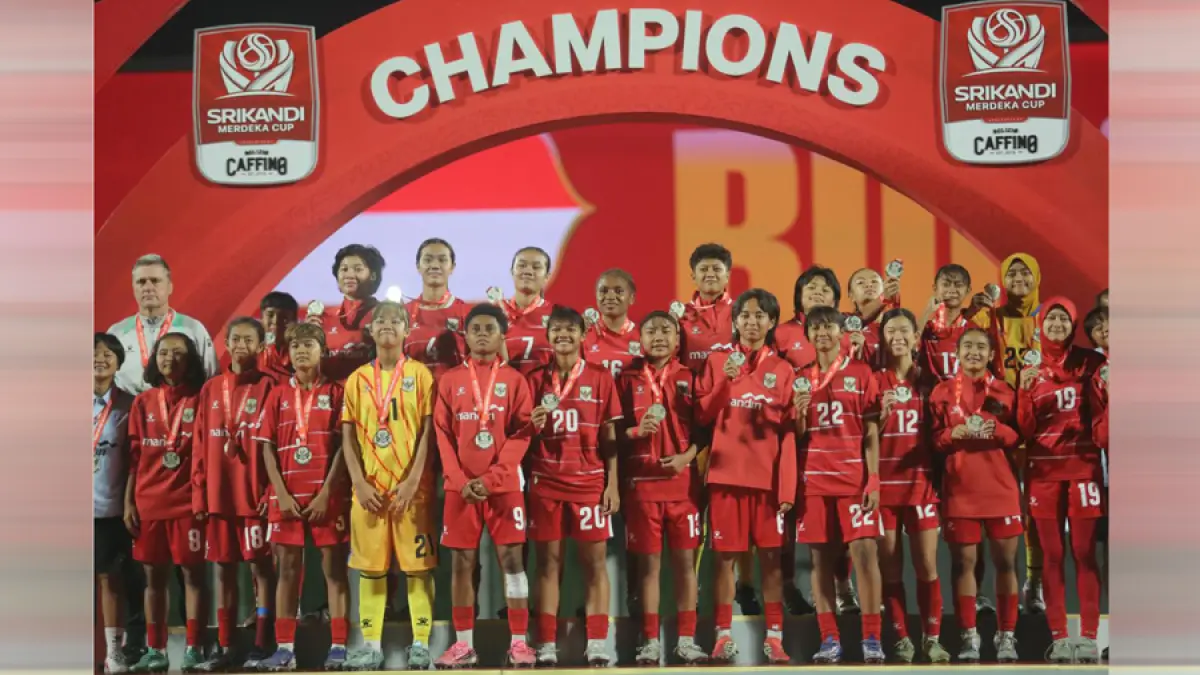 BERPROSES: Pemain Garuda Pertiwi berfoto bersama dan menunjukkan medali setelah laga final. (GALIH ERLAMBANG W/ Radar Kudus)