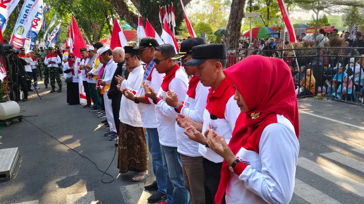 DOA BERSAMA – Perwakilan dari tokoh lintas agama berdoa bergantian untuk mendoakan dalam acara karnaval HUT RI ke 81 di alun-alun Purwodadi, Senin (24/8)