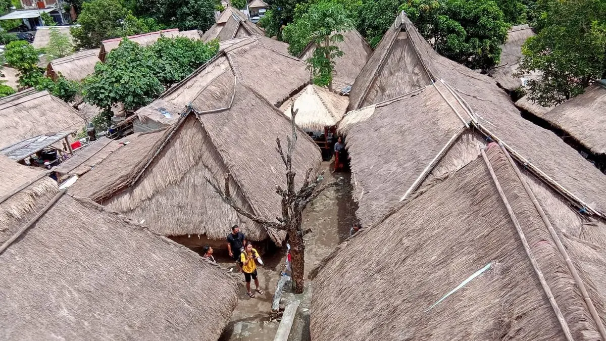 Kebakaran Desa Adat Sade Hanguskan 250 Rumah Tradisional Sasak