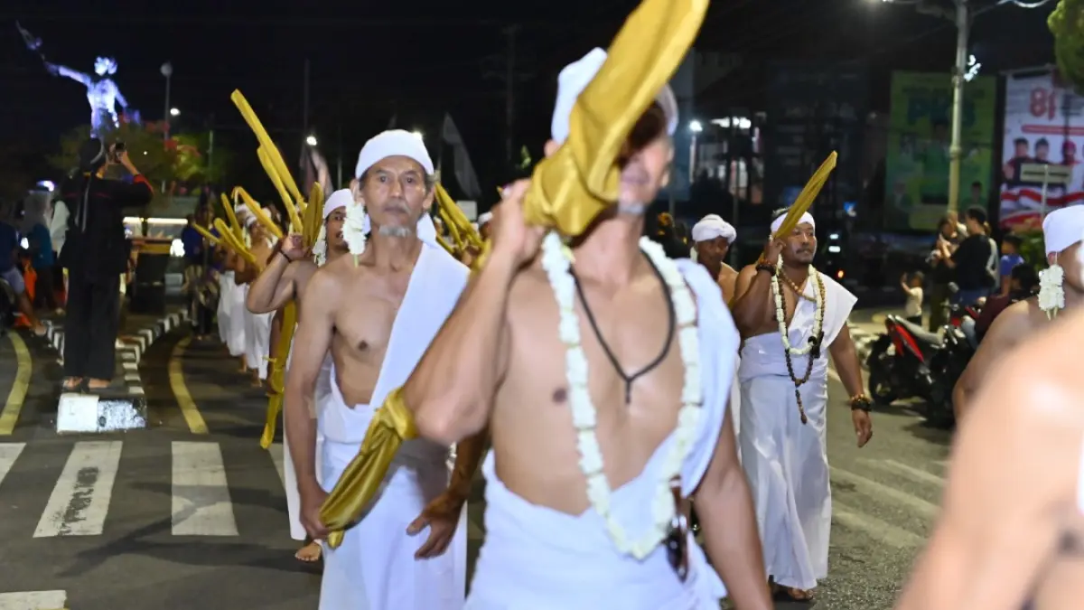 KHIDMAT: Para resi yang membawa pusaka saat kirab Sad Wisati Nagari dari Kompleks Masjid dan Makam Ratu Kalinyamat-Sultan Hadlirin menuju Pendopo Kabupaten Jepara, pada Sabtu (22/8) malam. (PANITIA GREBEG MULUD UNTUK RADAR KUDUS)