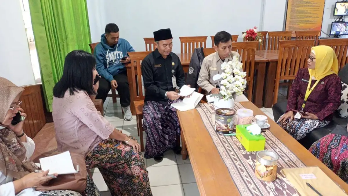 KROSCEK: PIC Distribusi MBG Dindikpora Rembang sekaligus kabid SMP bersama petugas Dinkes mengecek perkembangan data&nbsp;penerima manfaat lewat kepsek yang keracunan. (PIC DISTRIBUSI MBG DINDIKPORA REMBANG UNTUK RADAR KUDUS)