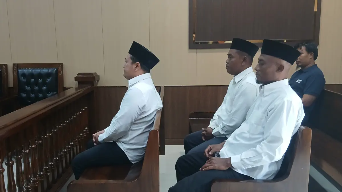 LESU: Tiga terdakwa kasus di Dukuh Gendono Desa Gandu Kecamatan Bogorejo yang sebabkan lima orang meninggal. (EKO SANTOSO/RADAR KUDUS)