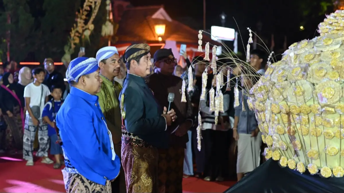 MEMBUMI: Gunungan wadon dan lanang didoakan sebelum diperebutkan oleh warga dan pengunjung, ini menjadi salah satu puncak acara setelah kirab pusaka sejauh 4 kilometer.