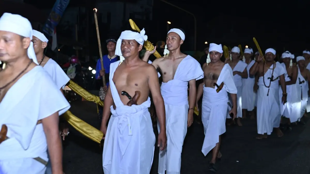 SUNYI: Para resi tekun, menempuh jarak setidaknya 4 kilometer saat kirab, pada Sabtu (22/8) malam.