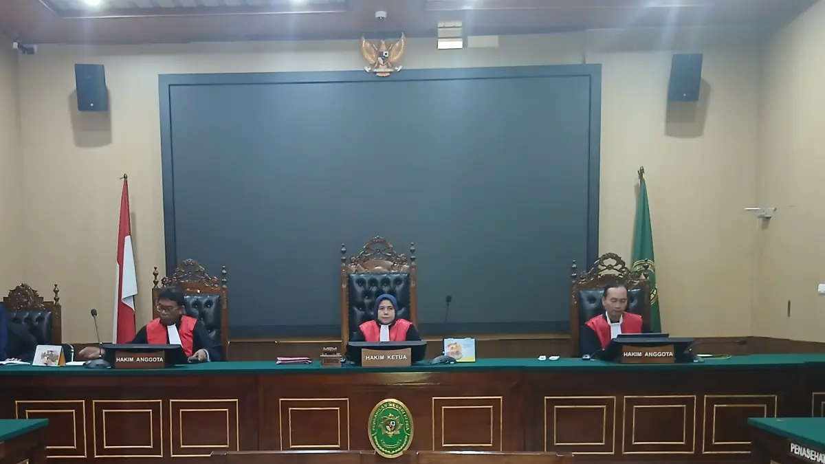 TERTIB: Sidang putusan di Pengadilan Negeri Blora yang dipimpin langsung oleh Ketua Pengadilan Negeri Blora yang bertindak sebagai hakim ketua yakni Nunung Kristiyani dalam kasus di Gandu. (EKO SANTOSO/RADAR KUDUS)