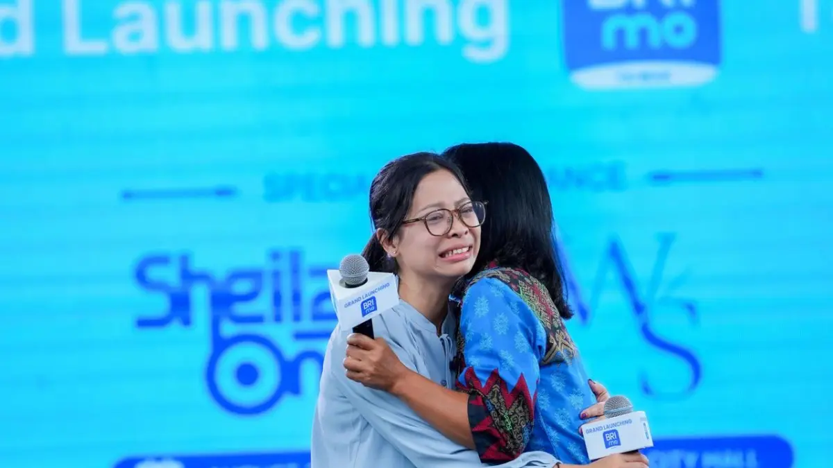 RINDU: Yuni Lestari (34) setelah hampir satu dekade bekerja sebagai Pekerja Migran Indonesia (PMI) di Taiwan akhirnya terobati di Festival Budaya di New Taipei City, Taiwan, yang digelar pada Minggu (23/8), Direktur Utama BRI Hery Gunardi memberikan langsung kejutan istimewa dengan mempertemukan Yuni bersama sang ibu. Sang ibu, Suyati (54), datang langsung dari Pati, Jawa Tengah, melalui &nbsp;program Tali Kasih “Teman Seperjuangan BRI”.