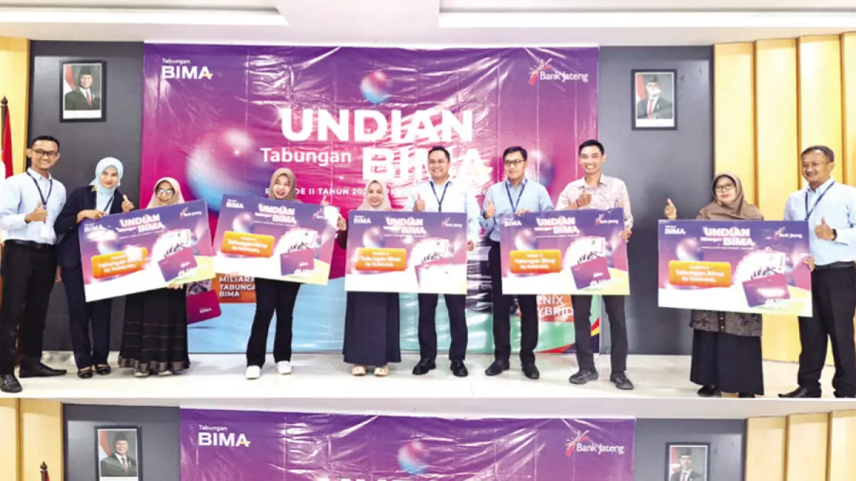 BERUNTUNG: Nasabah loyal Bank Jateng Kudus secara simbolis menerima hadiah uang tunai puluhan juta rupiah kemarin. (BANK JATENG UNTUK RADAR KUDUS)