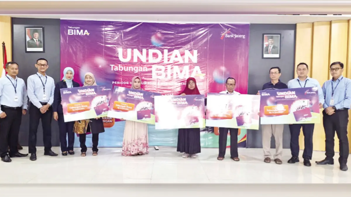 BERUNTUNG: Nasabah loyal Bank Jateng Kudus secara simbolis menerima hadiah uang tunai puluhan juta rupiah kemarin. (BANK JATENG UNTUK RADAR KUDUS)