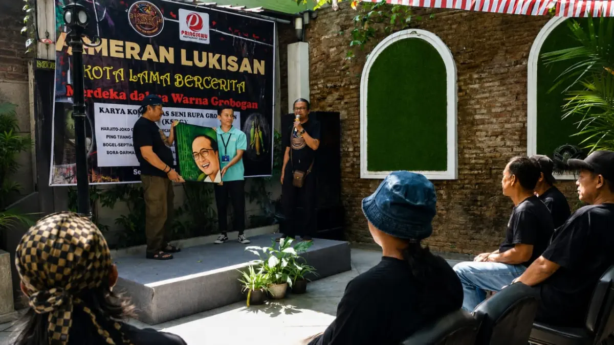 KARYA: Sejumlah perupa asal Grobogan saat memaperkan karya di Kota Lama Semarang.
