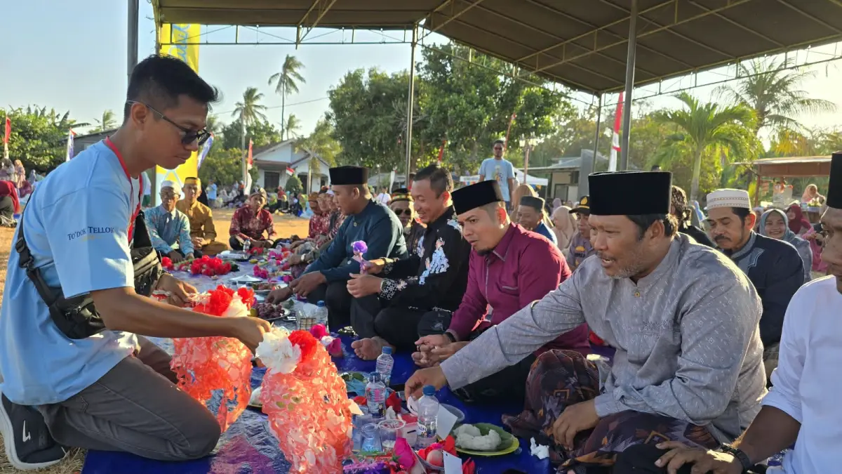 KHIDMAT: Para tetua, tokoh masyarakat beserta Pemdes Kemujan dan Forkopimcam Karimunjawa membersamai proses To