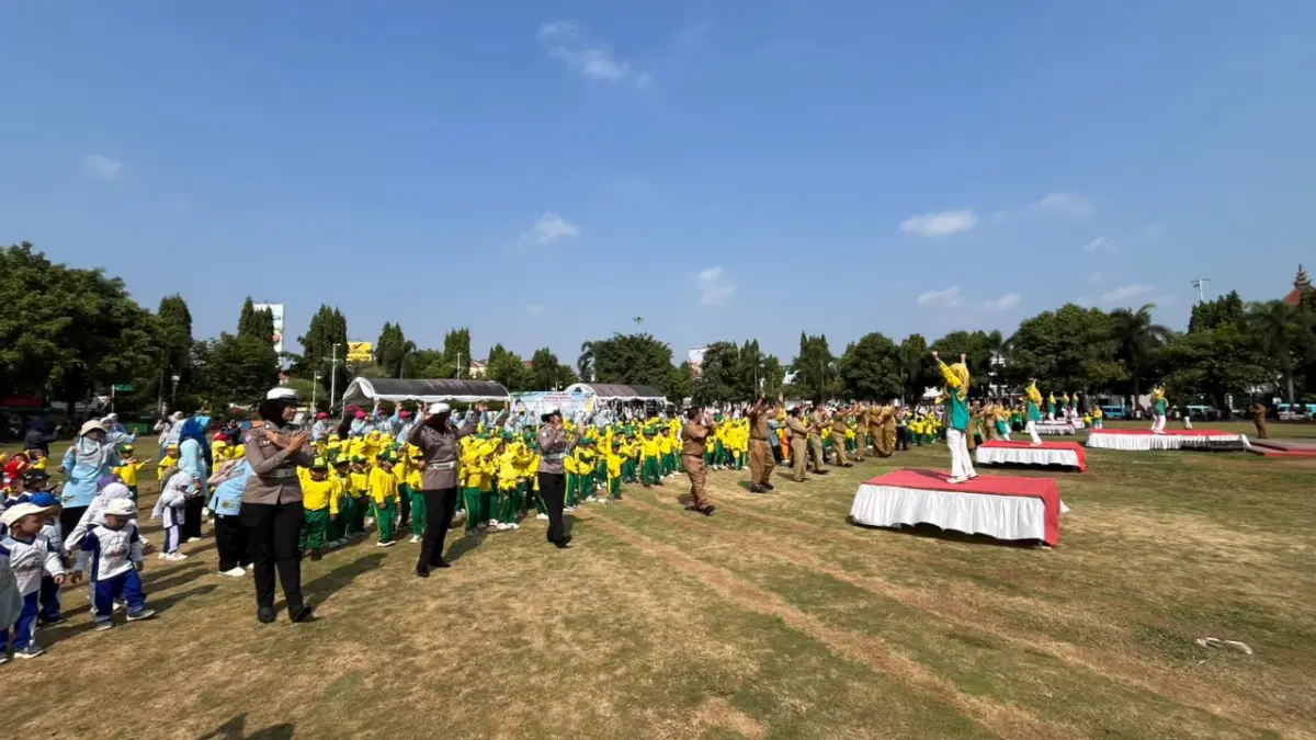 SEJAK DINI: Satlantas Polres Kudus memberikan edukasi kepada anak-anak kelompok bermain (KB)/PAUD mengenai tata tertib berlalulintas di Alun-alun Kudus. (POLRES KUDUS UNTUK RADAR KUDUS)

