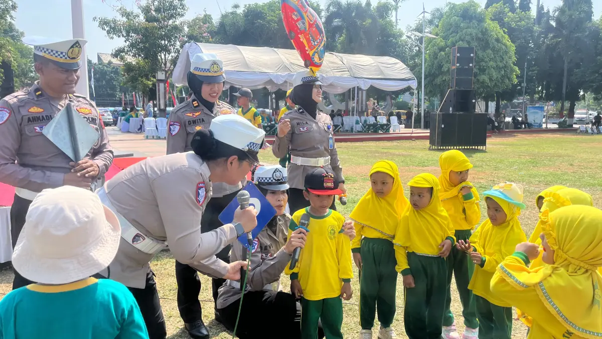 SEJAK DINI: Satlantas Polres Kudus memberikan edukasi kepada anak-anak kelompok bermain (KB)/PAUD mengenai tata tertib berlalulintas di Alun-alun Kudus. (POLRES KUDUS UNTUK RADAR KUDUS)

