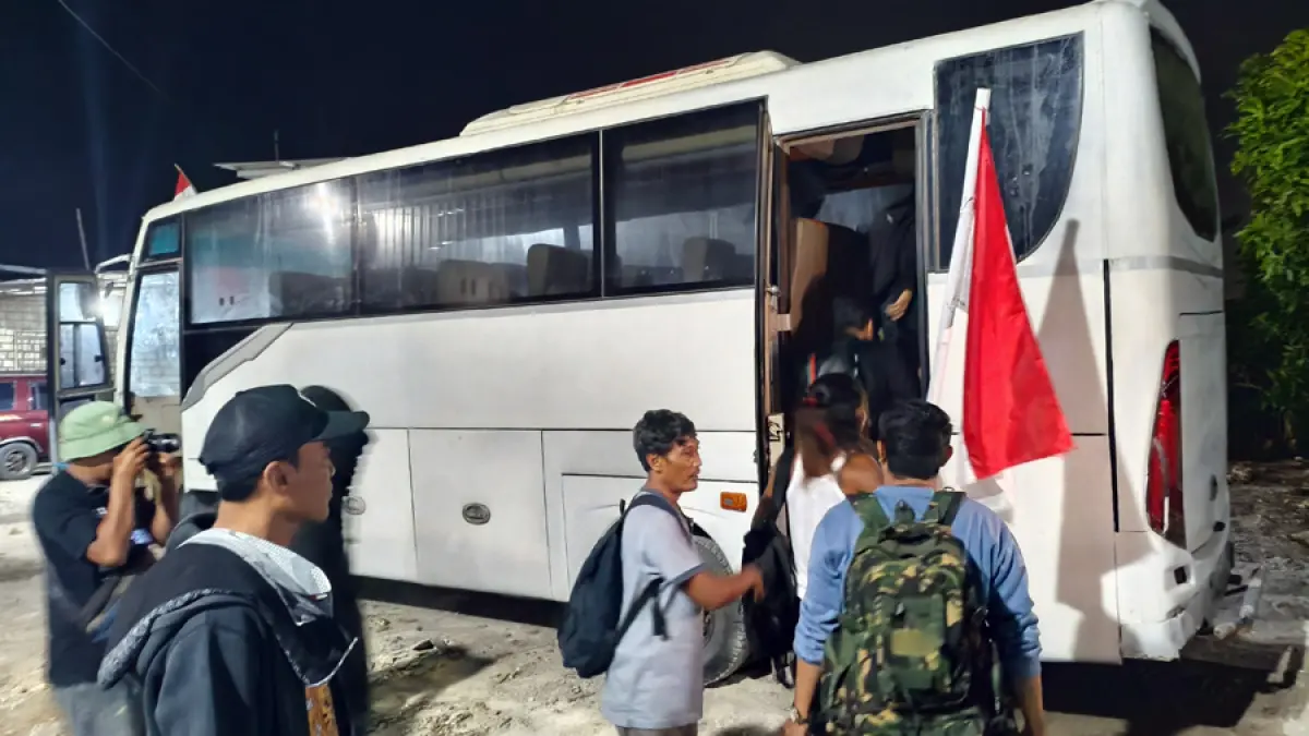 SIAP-SIAP: AMPB menuju bus untuk berangkat ke Jakarta di Desa Wangunrejo, Margorejo pada Minggu (23/8) malam. (ANDRE FAIDHIL FALAH/RADAR KUDUS)