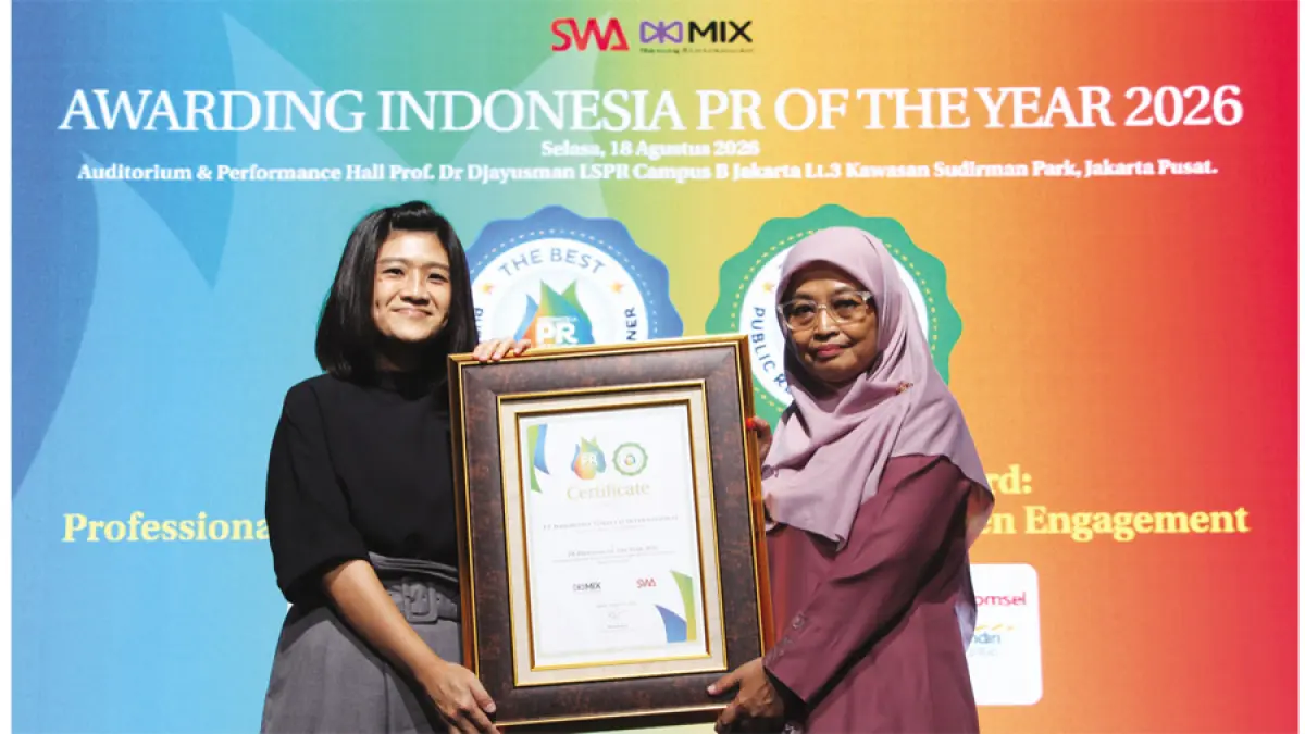 TERIMA PIAGAM: Corporate Communication PT Nojorono Tobacco International, Eliza Susantomenerima piagam penghargaan dari MIX MarComm dan SWA Media Group melalui program #PuntungBeruntung