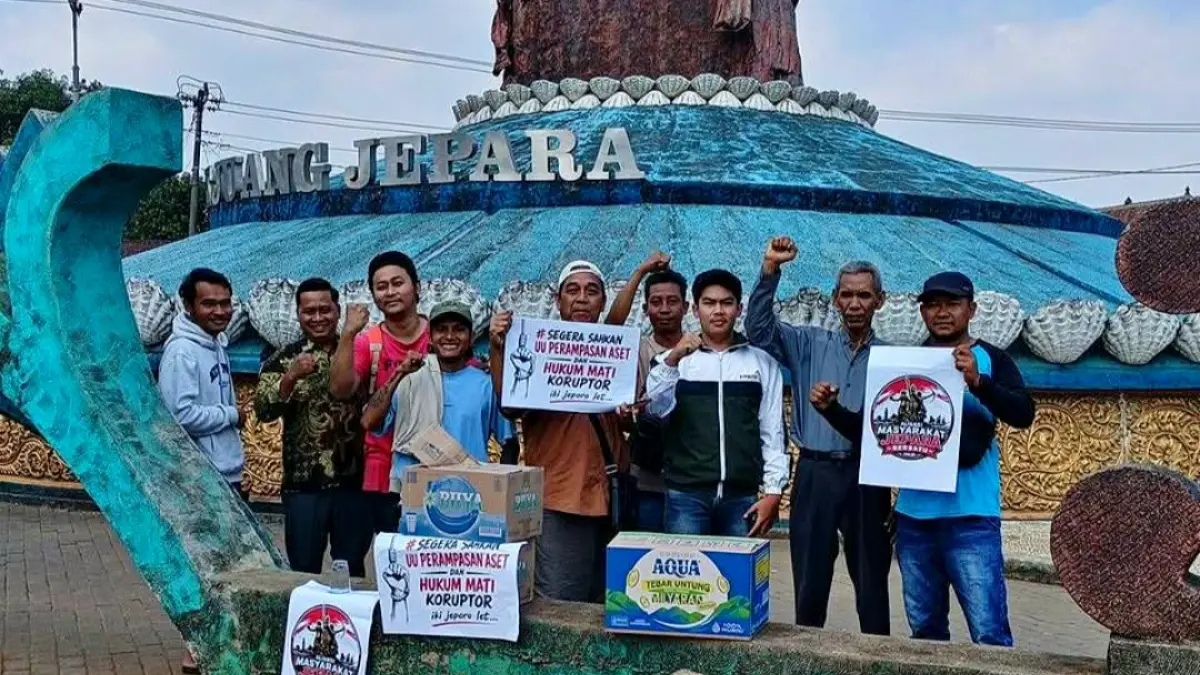 BERTOLAK: Sejumlah pihak yang mengatasnamakan diri sebagai Aliansi Masyarakat Jepara Bersatu (AMJB) berangkat dari Bundaran Ngabul Tahunan menuju Jakarta pada Rabu (26/8) siang. (AMJB UNTUK RADAR KUDUS)&nbsp;