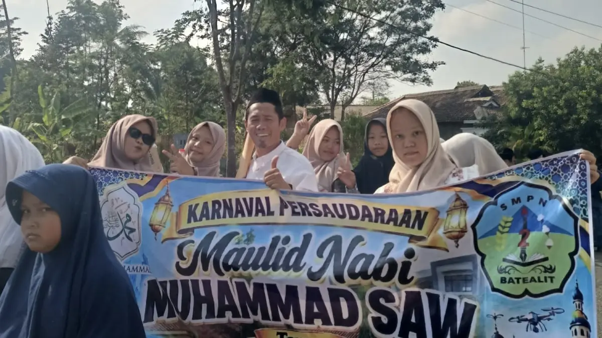 CERIA: Siswa SMPN 2 Batealit karnaval dalam rangka maulid Nabi Muhammad SAW
