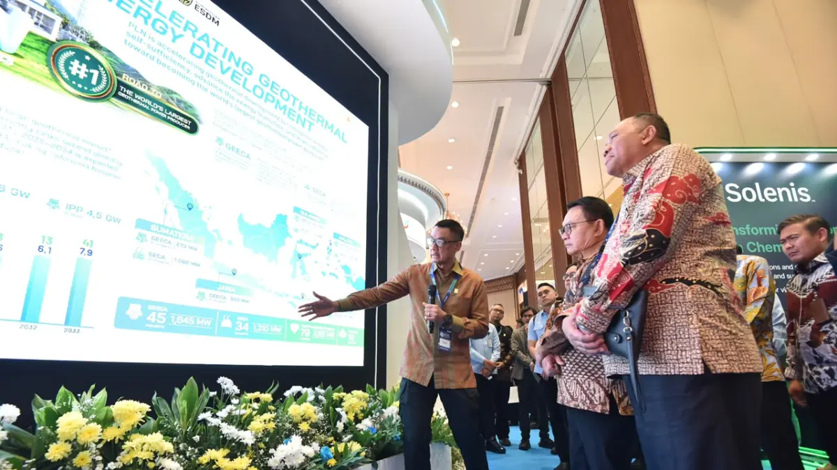 Kepala Staf Kepresidenan (KSP), Dudung Abdurachman (tengah) mendengarkan pemaparan dari Direktur Utama PLN, Darmawan Prasodjo (kiri) terkait rencana pengembangan panas bumi di Indonesia di booth PLN pada acara Indonesia International Geothermal Convention & Exhibition 2026, Jakarta (19/8). PLN siap mengakselerasi pengembangan energi panas bumi nasional dengan menargetkan peningkatan kapasitas terpasang dari 2,8 GW menjadi 7,9 GW pada 2033 sekaligus menuju yang terbesar di dunia.