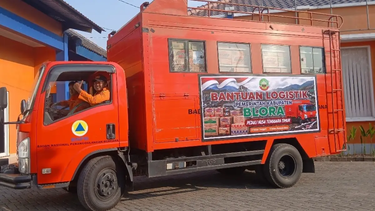 GAS: BPBD Kabupaten Blora memberangkatkan truk berisi bantuan makanan untuk korban gempa di NTT. (EKO SANTOSO/RADAR KUDUS)