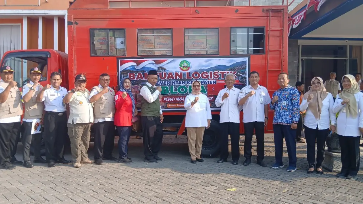 MEMBANTU: Wakil Bupati Blora Sri Setyorini (enam dari kanan) saat melepas bantuan untuk korban gempa di NTT pada Rabu (26/08) di halaman kantor BPBD Blora. (EKO SANTOSO/RADAR KUDUS)