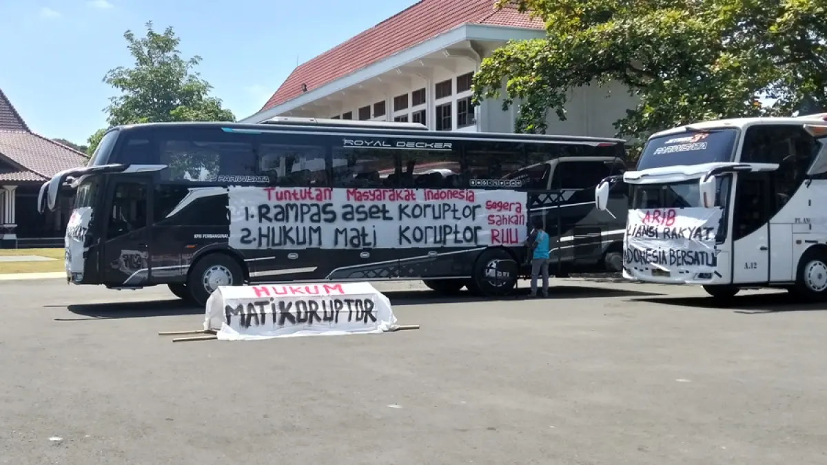 PARKIR: Bus yang membawa rombongan AMPB standby di Pendapa Pati pada Selasa (25/8). (ANDRE FAIDHIL FALAH/RADAR KUDUS)