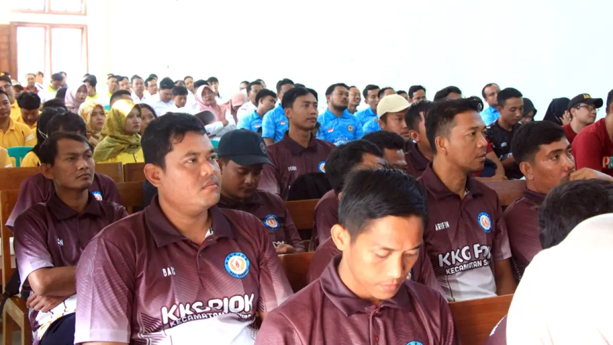 PENGARAHAN: Puluhan guru PJOK sekolah dasar atusias mengikuti pembinaan dari Dindikpora Rembang. (WISNU AJI/RADAR KUDUS)
