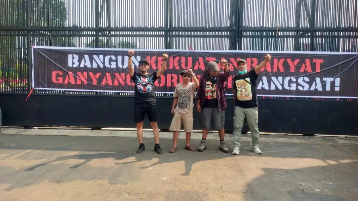 PRIBADI : Aktivis Blora Exi Wijaya (dua darj kanan) sudah berada di depanpagar gedung DPR RI Jakarta beserta rombongan lainnya. (LILIK UNTUK RADAR KUDUS)