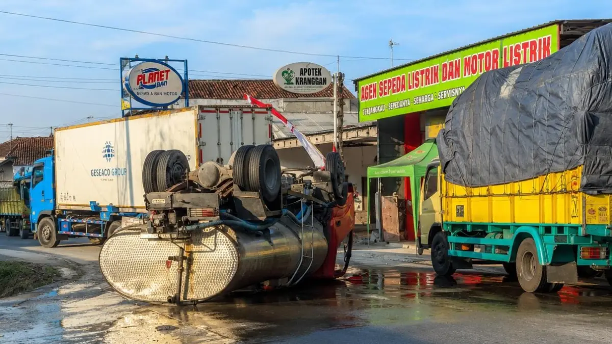 TERGULING: Tangki Damkar Grobogan saat terguling di Jalan Purwodadi-Blora.