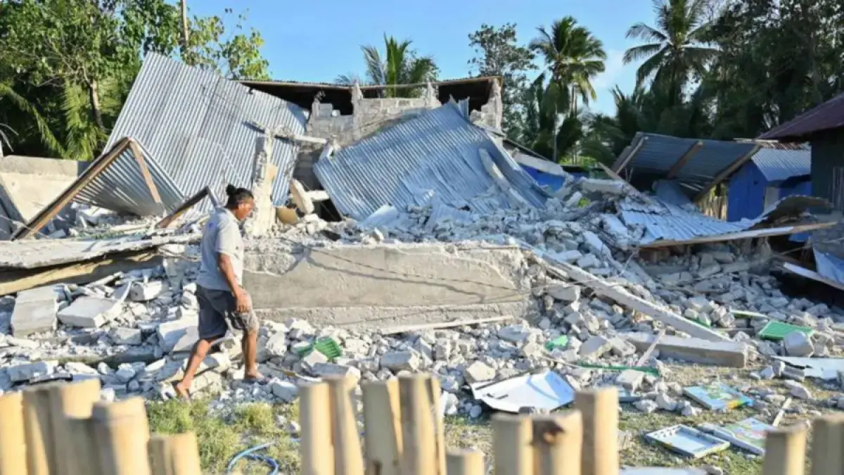 Warga berjalan di dekat rumah yang rusak akibat gempa bumi di kawasan Dampek, Kabupaten Manggarai Timur, Nusa Tenggara Timur (NTT), Selasa (18/8/2026). (ANTARA FOTO/Fikri Yusuf/nym)