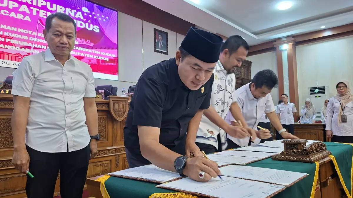 SEPAKAT: Ketua DPRD Kudus Masan., SE., MM bersama Bupati Kudus Dr. Ars. Sam’ani Intakoris., ST., MM serta para Wakil Ketua DPRD Kudus menandatangani nota kesepakatan perubahan KUA-PPAS TA 2026 dalam rapat paripurna DPRD Kudus, Rabu (26/8). (ANDIKA TRISNA SAPUTRA/RADAR KUDUS)