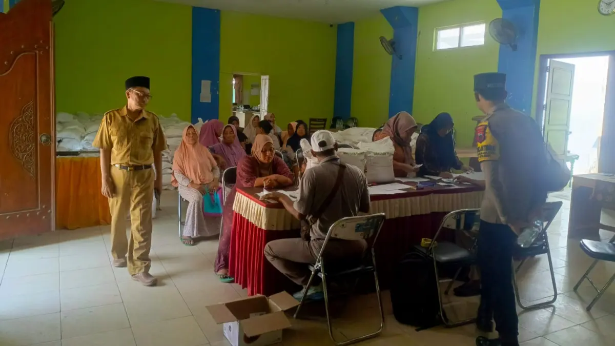 ANTRE: Sejumlah warga Karimunjawa tengah mengambil beras Banpang CPP-2026 pada Kamis (27/8) di Kantor Petinggi Karimunjawa. (ARIF UNTUK RADAR KUDUS)