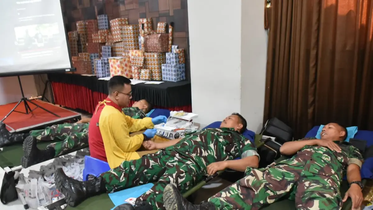 DONOR: Prajurit Kodim 0717/Grobogan saat melakukan donor darah di Hotel Front One Purwodadi.