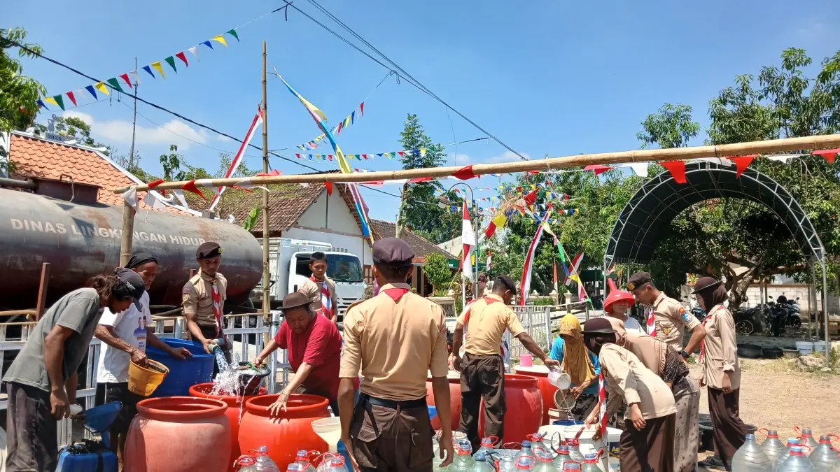 DROPING AIR BERSIH – Kwarab Grobogan menyalurkan bantuan air bersih di Kecamatan Gabus dalam menyambut Estafet Tunas Kelapa (ETK) Kwarda Jawa Tengah .