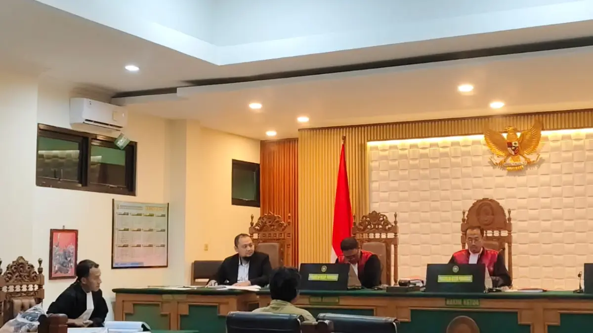 HADIRI SIDANG – Kades Lebengjumuk BS saat menghadiri sidang di PN Purwodadi beberapa waktu lalu. 
